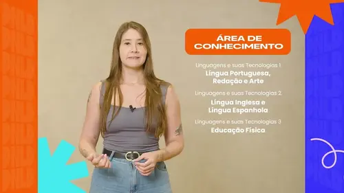 Mulher apresenta as áreas de conhecimento do PNLD 2026 Ensino Médio Obras didáticas